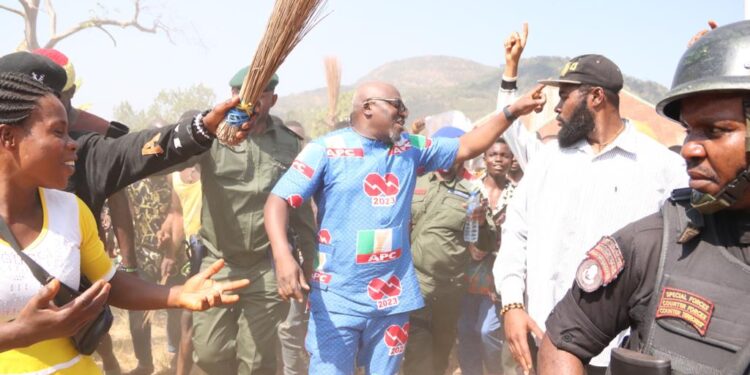 UTANGA WARD FOR RT. HON. LEGOR IDAGBO AS MP3 WARD TO WARD CAMPAIGN TOUR TRAIN HITS WARD