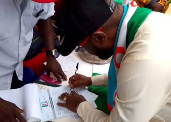 PDP In Shambles As Former Reps Aspirant, 7,000 Others Dump Party for APC.
