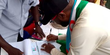 PDP In Shambles As Former Reps Aspirant, 7,000 Others Dump Party for APC.