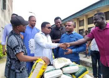 UNICROSS Alumni Donates 50 Bags Of Rice To Varsity Staff