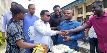 UNICROSS Alumni Donates 50 Bags Of Rice To Varsity Staff
