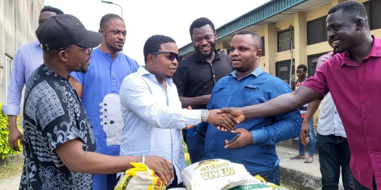 UNICROSS Alumni Donates 50 Bags Of Rice To Varsity Staff