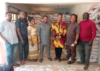 Season of Sweetness: Dr. Beshel distributes over 2000 bags of rice to the Obanliku people, gifts 1.1 million.