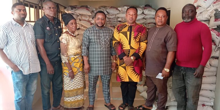 Season of Sweetness: Dr. Beshel distributes over 2000 bags of rice to the Obanliku people, gifts 1.1 million.