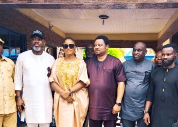 [Photos] Governor Otu’s Chief Of Staff, Hon Ironbar visits predecessor Chief Orim in Obudu