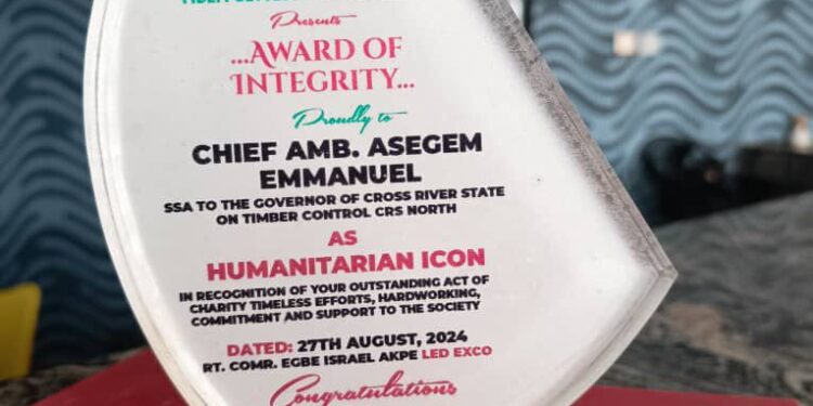 Amb. Asegem Honoured as Humanitarian Icon of the Year by Cross River Students