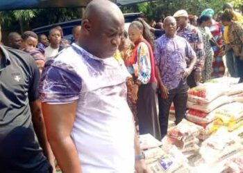 YULETIDE: HON. SYLVESTER AGABI JRN SHARES BAGS OF RICE TO CONSTITUENTS IN OBUDU