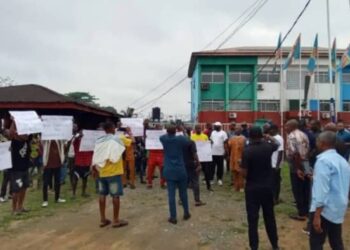 BREAKING: Crisis Rocks Cross River APC as Chapter Chairmen, Secretaries, Party Faithful Shut Down Party Secretariat, Insist on Eba’s Exit