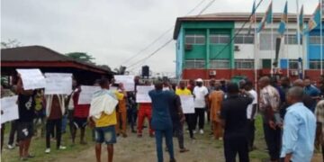 BREAKING: Crisis Rocks Cross River APC as Chapter Chairmen, Secretaries, Party Faithful Shut Down Party Secretariat, Insist on Eba’s Exit