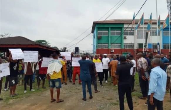 BREAKING: Crisis Rocks Cross River APC as Chapter Chairmen, Secretaries, Party Faithful Shut Down Party Secretariat, Insist on Eba’s Exit